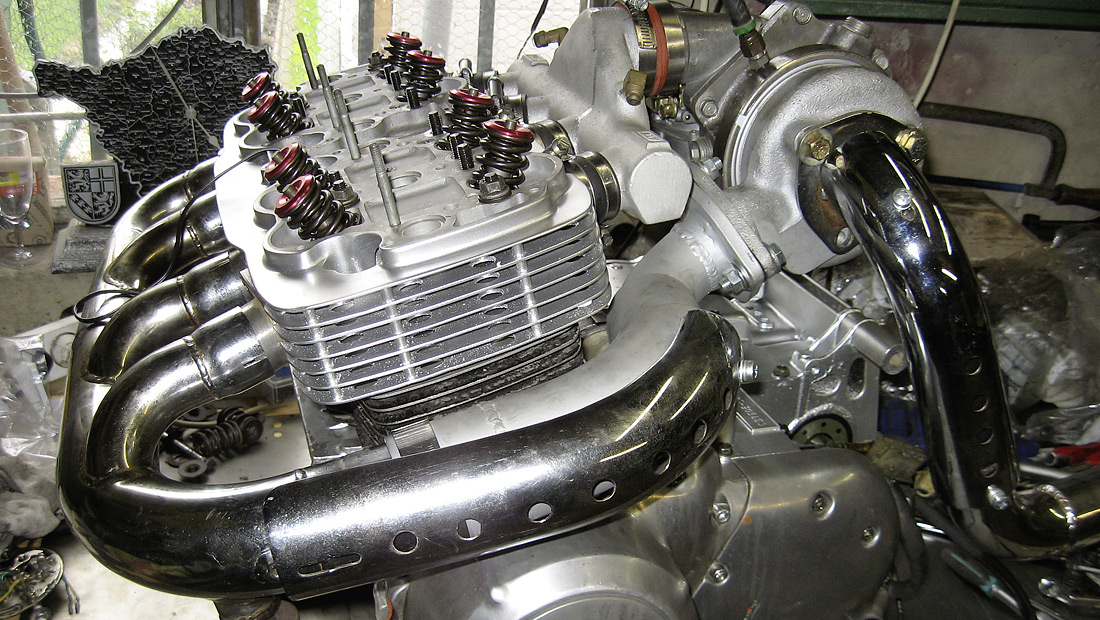 Vor dem Einbau wurde der Turbo provisorisch angebaut, um zu prüfen, ob er in den Rahmen passt.
